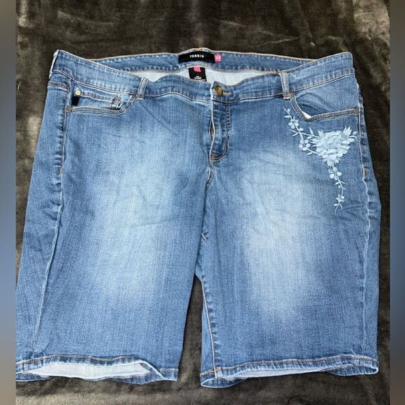 Torrid size 26 Bermuda shorts with embroidered flower - Picture 1 of 4